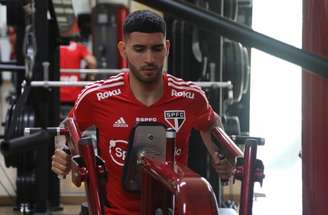 Bustos já iniciou os trabalhos com o restante do elenco no dia da sua apresentação (Foto: Rubens Chiri/São Paulo FC)