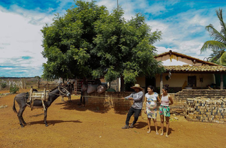A água que chega à casa de Valmira Fernandes de Araújo (ao centro) no povoado vizinho da Mata Fria, sai de um antigo poço privado com alto índice de sais. É um risco para a saúde e para aparelhos domésticos