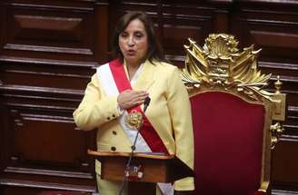 Dina Boluarte durante a cerimônia que a diplomou como nova presidente do Peru