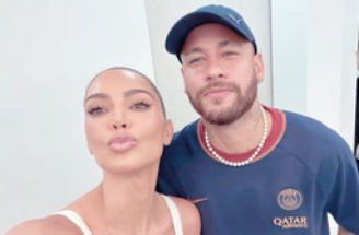 Kim também posou ao lado de Neymar