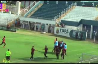 Goleiro Ygor comemora seu gol com os companheiros no banco de reservas do Atlético-GO