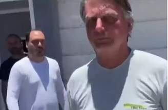 Carlos e Jair Bolsonaro durante operação da PF nesta segunda-feira, 29