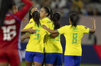 Leandro Lopes/CBF - Legenda: Bia Menezes celebra seu gol sobre o Panamá, o segundo da goleada da Seleção Brasileira Feminina