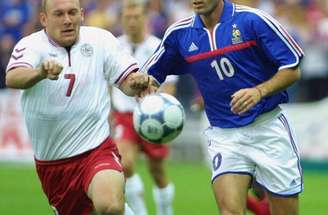 Stephen Dunn/Getty Images - Legenda: Gravesen e Zidane (ambos no meio) atuaram juntos no Real Madrid por duas temporadas