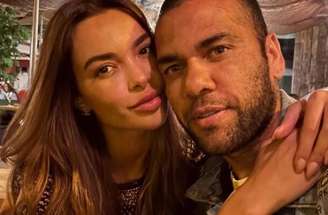 Joana Sanz surpreende e publica foto com Daniel Alves: '1+1=1'