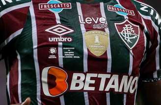oto: Divulgação/Fluminense - Legenda: Fluminense lançou o uniforme branco para a temporada, mas pode mudar de patrocinadora máster -