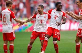 MICHAELA STACHE/AFP via Getty Images - Legenda: Raphael Guerreiro comemora um dos gols da vitória do Bayern