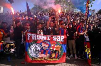 Torcedores do Barcelona nas ruas de Paris antes do jogo na Champions 