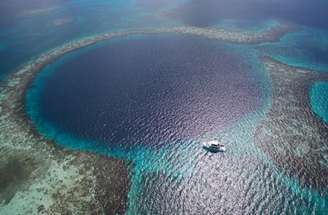 Taam Ja' Blue Hole está localizado na Baía de Chetumal, na costa sudeste da Península de Yucatán, no México.