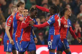 Adrian Dennis/AFP via Getty Images - Legenda: Jogadores de Crystal Palace e Manchester United em disputa de bola -