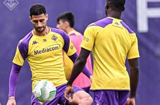Divulgação/Fiorentina - Legenda: Jogadores da Fiorentina durante treinamento da equipe -