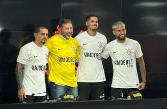 Foto; Divulgação/Corinthians - Legenda: Presidente Augusto Melo e jogadores na apresentação do acordo com a VaideBet