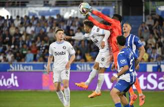 Ander Gillenea/AFP via Getty Images - Legenda: Jogadores de Alavés e Girona em disputa de bola no Espanhol -