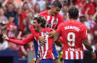 Pierre-Philippe Marcou/AFP via Getty Images - Legenda: De Paul vibra logo após fazer o gol da vitória do Atlético sobre o Celta