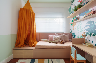 Quarto infantil de menina com marcenaria sob medida e papel de parede botânico – Projeto: SP Estúdio | Foto: Felco