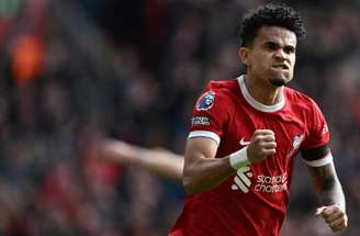 Ben Stansall/AFP via Getty Images - Legenda: Luis Díaz em ação com a camisa do Liverpool -