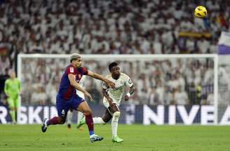 Oscar del Pozo/AFP via Getty Images - Legenda: Ronald Araújo em ação com a camisa do Barcelona -