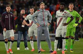 Glyn Kirk/AFP via Getty Images - Legenda: Jogadores do Bayer Leverkusen lamentam derrota para Atalanta na final da Liga Europa -