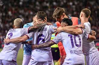 Divulgação / Lega Serie A - Legenda: Jogadores de Cagliari e Fiorentina em disputa de bola na última rodada do Italiano -