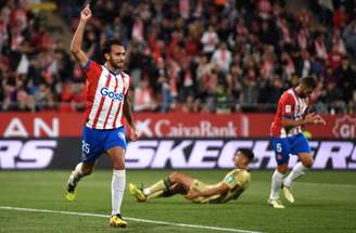 Manaure Quintero/AFP via Getty Images - Legenda: Dovbyk comemora um dos três gols marcados na goleada do Girona -