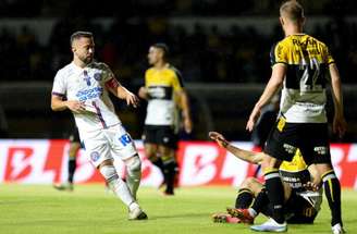 Tiago Caldas - Legenda: Jogadores de Criciúma e Bahia em disputa de bola na terceira fase da Copa do Brasil -