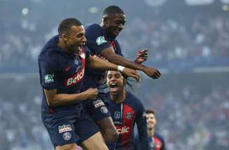 Franck Fife/AFP via Getty Images - Legenda: Jogadores de Lyon e PSG em disputa de bola na final da Copa da França -