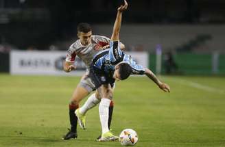 Albari Rosa/AFP via Getty Images - Legenda: Jogadores de Grêmio e Estudiantes em disputa de bola na Libertadores -