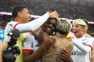 Jogadores do Flamengo celebram o gol de Evertton Araújo (no centro)