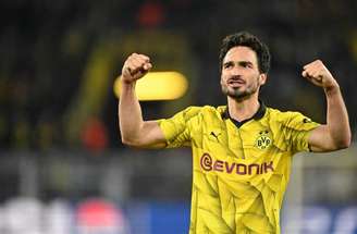 Justin Tallis/AFP via Getty Images - Legenda: Hummels em disputa de bola com Vini Jr na final da Champions 2023/24 -