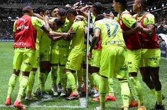 Palmeiras goleia Atlético-MG em Belo Horizonte e encosta no G4