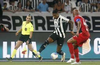 Botafogo de Júnior Santos entra em marcha lenta e quase é atropelado em casa –