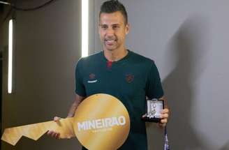 Fábio recebe chave do vestiário do Mineirão –