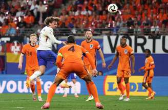 Jogadores de Holanda e França em disputa de bola na Eurocopa –