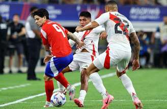 O chileno Dávila (de vermelho) recebe marcação dupla dos peruanos Quispe e Callens e tenta levar a melhor e partir para o ataque
