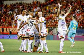 Jogadores do Novorizontino comemoram gol na Arena de Pernambuco –