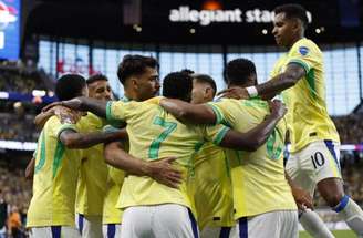 Jogadores do Brasil comemoram um dos gols da goleada por 4 a 1 sobre o Paraguai