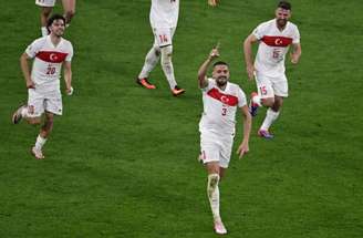 Demiral comemora o segundo gol marcado na vitória da Turquia por 2 a 1 sobre a Áustria –