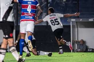 Mateus Carvalho corre em disparada para comemorar o seu gol, que abriu o caminho para o triunfo –