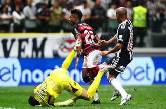 Bruno Henrique corre para comemorar o quarto gol do Flamengo sobre o Atlético-MG