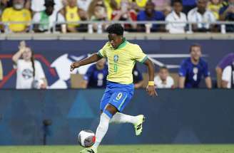 Endrick com a camisa da Seleção Brasileira.