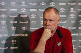 Mano Menezes em coletiva –