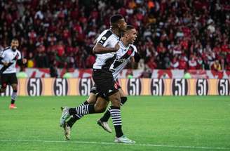 Zagueiro Lyncon (esquerda) celebra o segundo gol do Vasco com o atacante Erick Marcus –