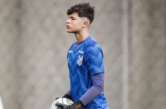 Bruninho tem 17 anos e atua como goleiro –