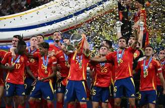 Jogadores da Espanha levantam o troféu. Seleção é a primeira tetracampeã europeia