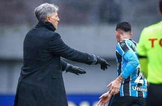 Renato dá instruções ao jogadores durante a vitória do Grêmio sobre o Operário-PR