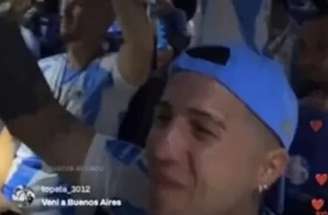 Jogadores da Argentina no momento em que proferiam cânticos racistas contra jogadores da França –