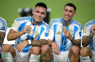 Lautaro Martínez e Ángel Di María mostram medalha de campeão da Copa América –