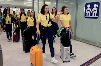 Seleção feminina de vôlei desembarca em Paris animada