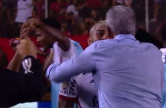 Abraço de Gabigol e Tite repercute nas redes sociais após vitória do Flamengo –