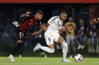 Pablo Maffeo, do Mallorca, tenta marcar Mbappé . No fim da partida o seu time arrancou o 1 a 1 com o Real Madrid